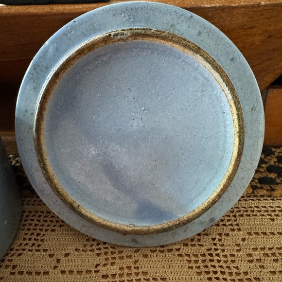 Antique blue stoneware crock with lid - Picture 3 of 8